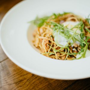 Pasta integrale cremosa con broccoli e formaggio spalmabile