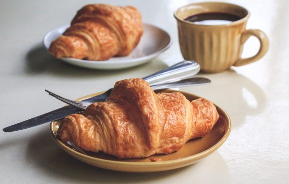 Colazione al bar: cornetto e cappuccino?
