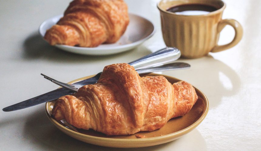 Colazione al bar: cornetto e cappuccino?